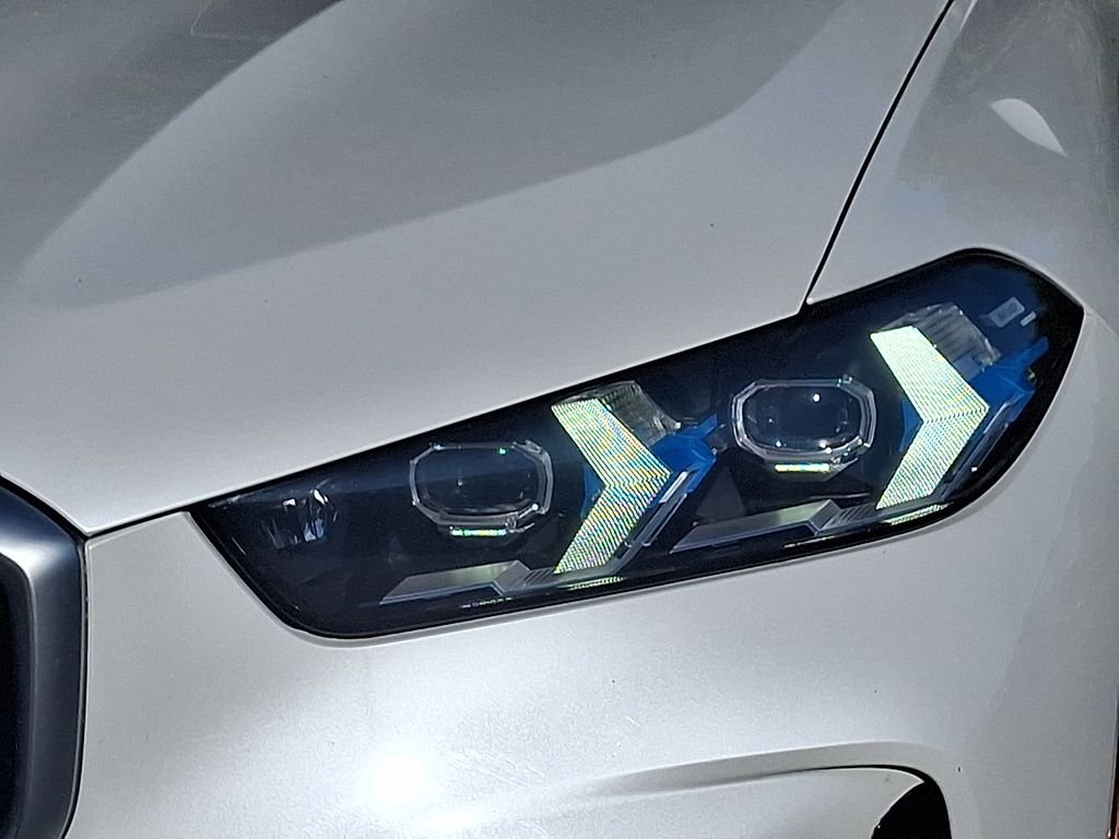 Used 2025 White Metallic BMW xDrive40i image 9