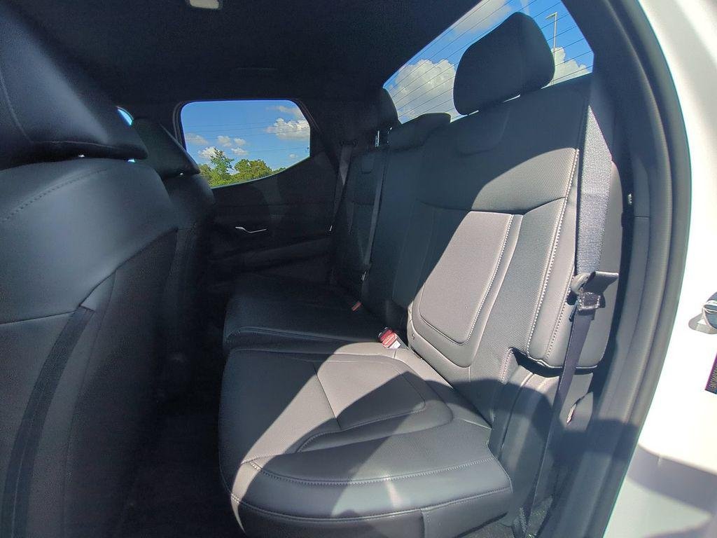 New 2027 White Hyundai SE FWD image 15