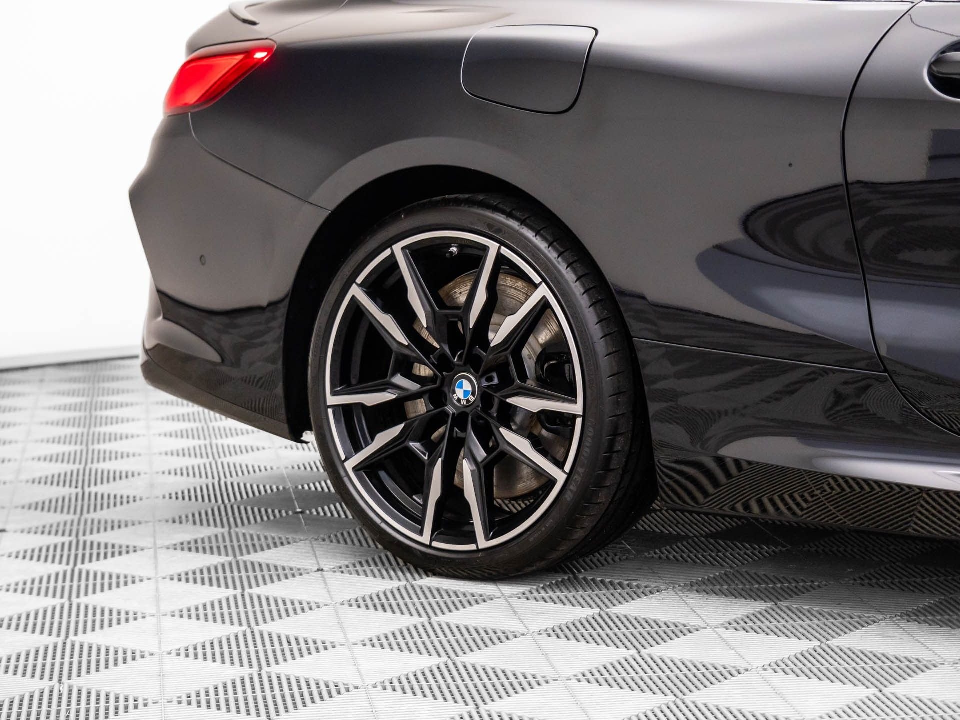 2025 BMW 8 Series M850i - Photo 38