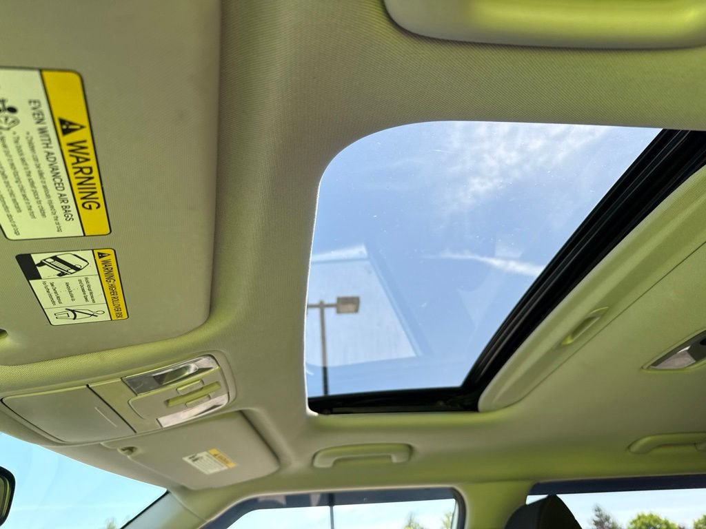 Used 2023 Snow White Pearl Kia EX image 17