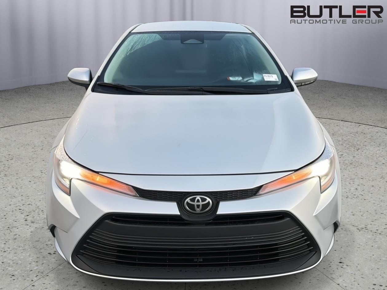 New 2027 Classic Silver Metallic Toyota LE image 9