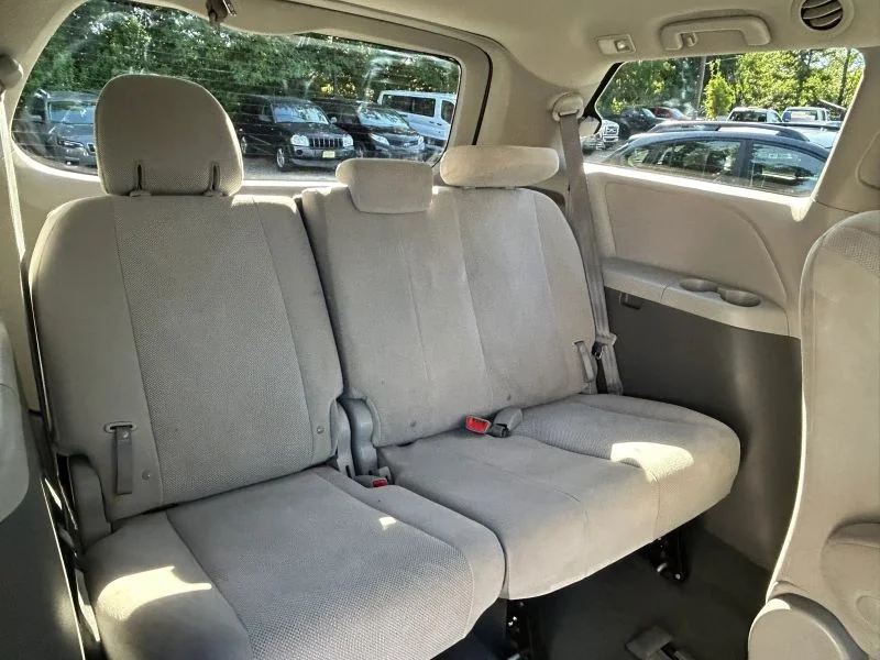 Used 2019 Silver Toyota L Minivan 4D image 23