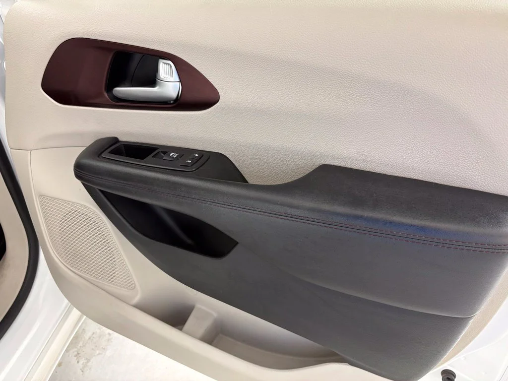 Used 2017 White Chrysler Limited image 42