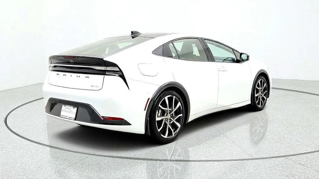 Used 2025 Wind Chill Pearl Toyota XSE Premium w/ Advanced Tech Pkg & Solar Roof image 5