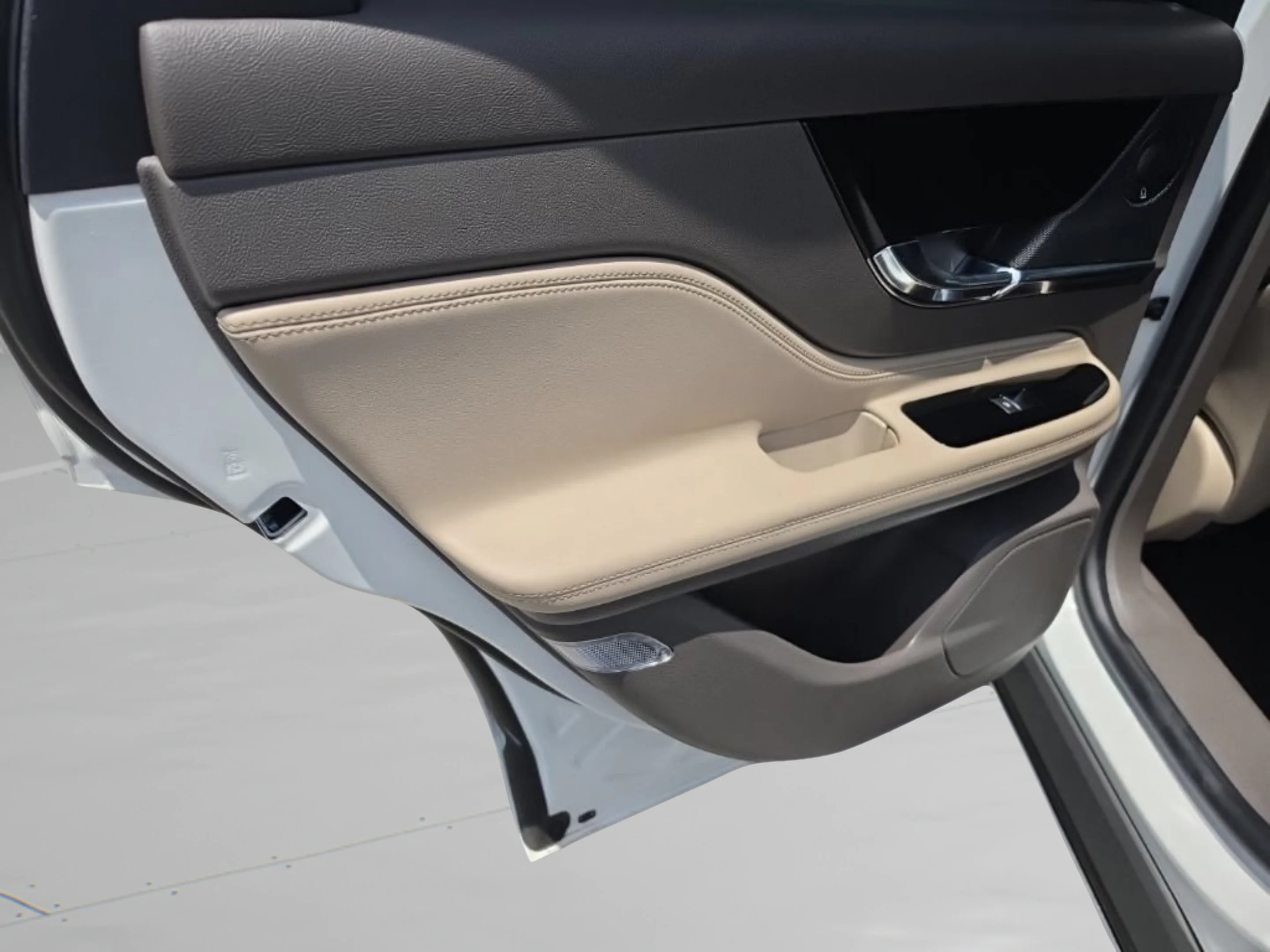 Used 2020 White Lincoln Reserve image 21