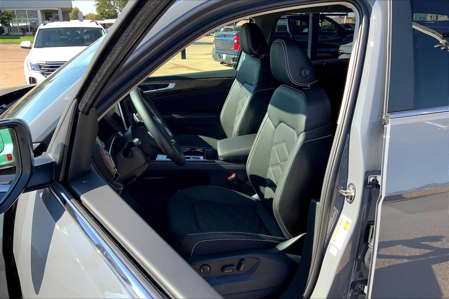 Used 2026 Pure Gray Volkswagen 2.0T SE w/Technology image 9