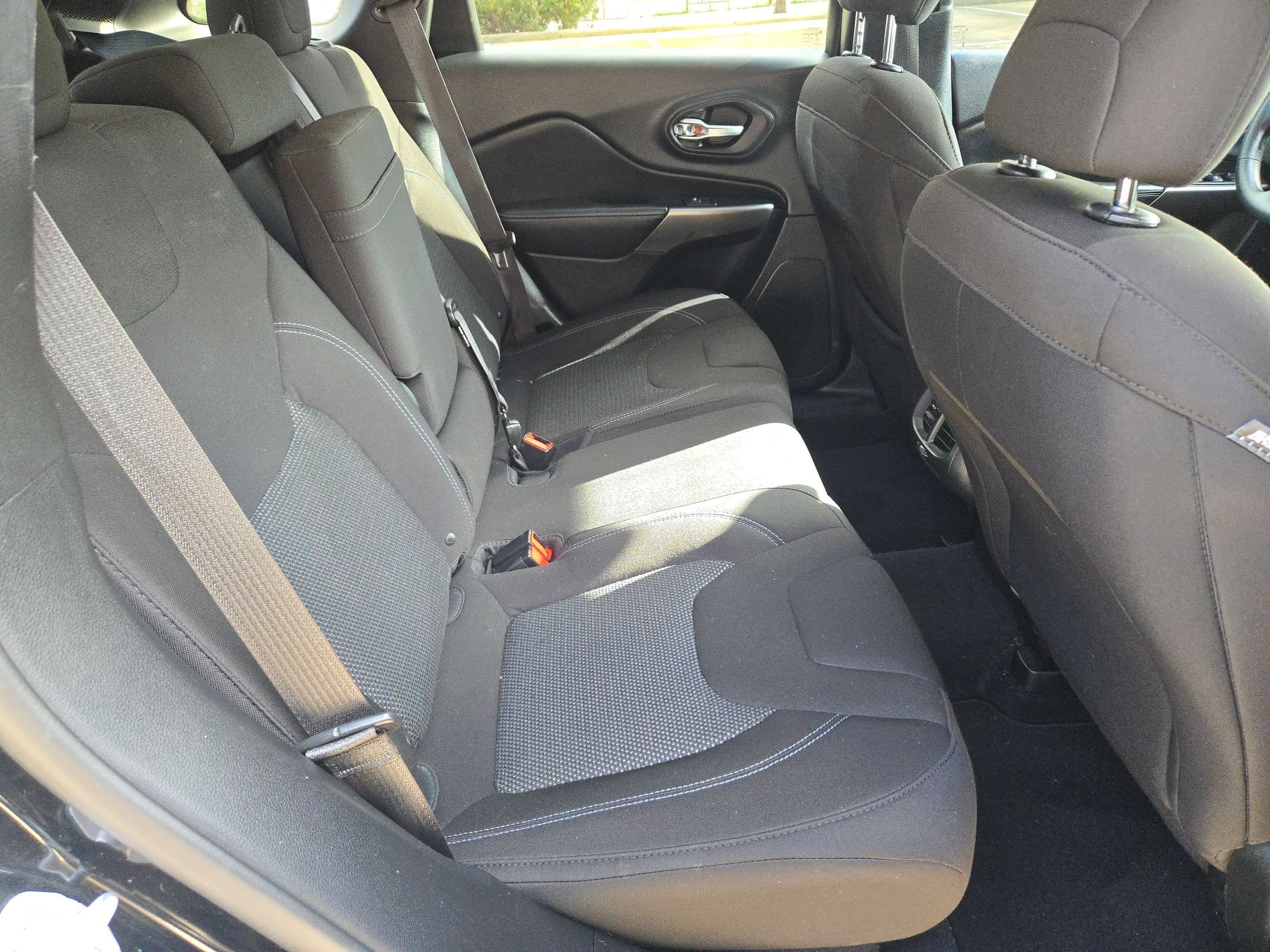 Used 2019 Diamond Black Crystal Pearlcoat Jeep Latitude image 26