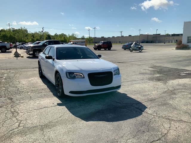 Used 2022 White Chrysler Touring image 4
