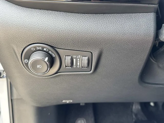 New 2026 White Jeep Latitude image 28