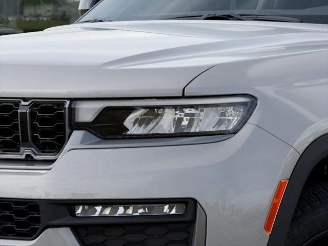 New 2026 Silver Zynith Exterior Paint Jeep Limited image 36