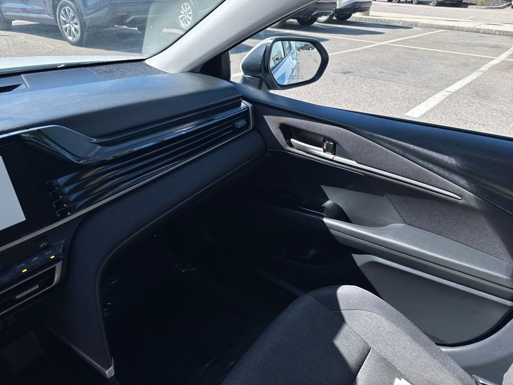 Used 2025 White Toyota LE image 28