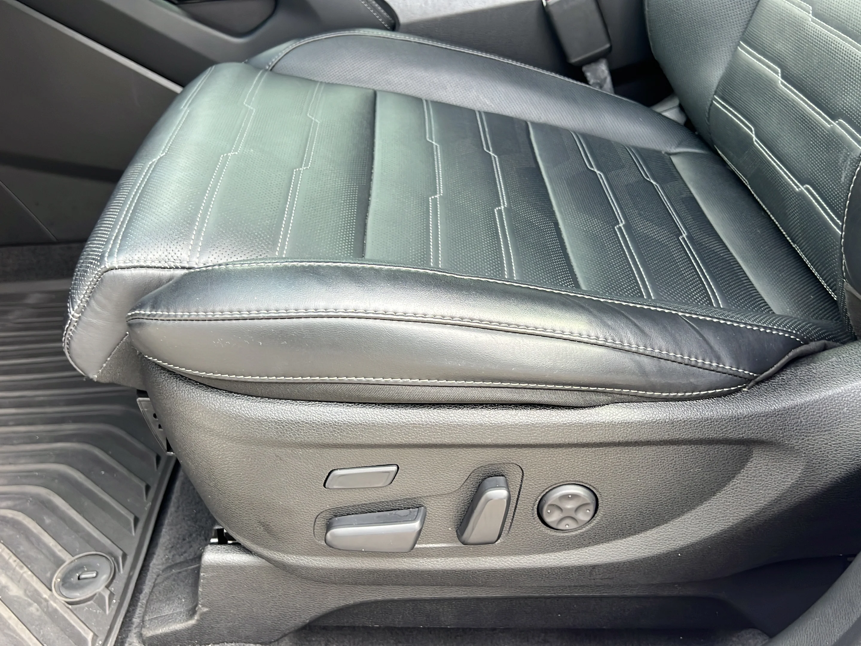 Used 2024 Glacial White Pearl Kia SX Prestige image 17