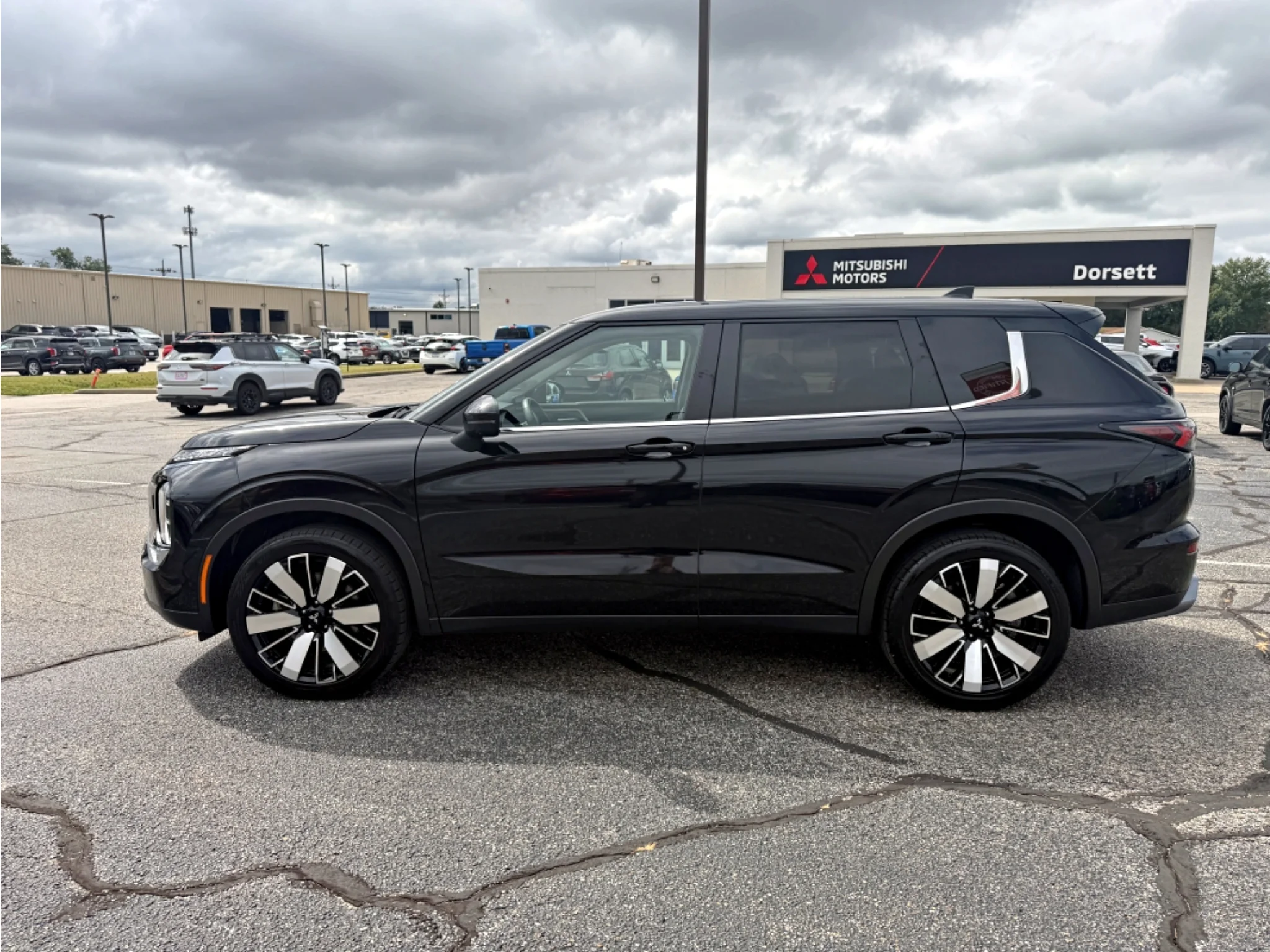 Used 2025 Black Mitsubishi SE image 9