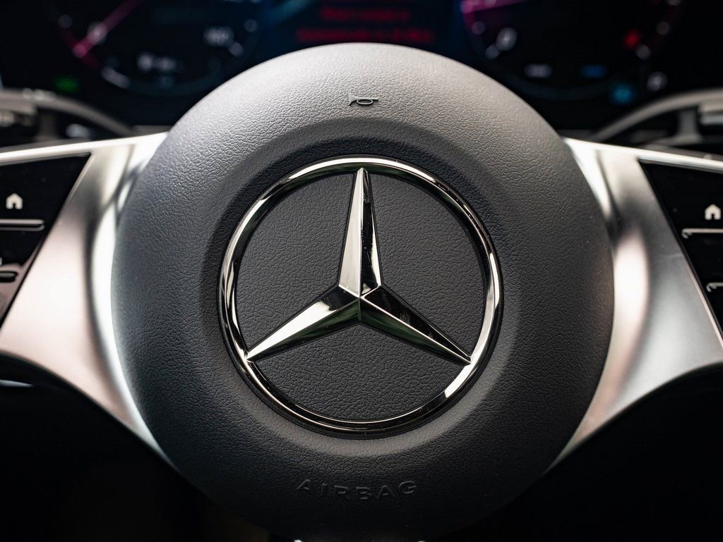 Used 2025 Polar White Mercedes-Benz GLC 300 image 28