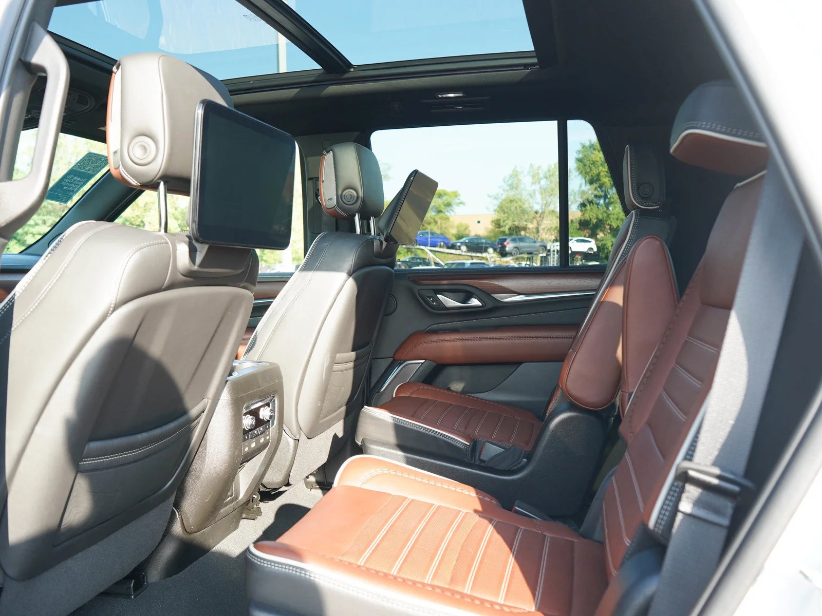 Used 2023 White Frost Tricoat GMC Denali Ultimate image 17