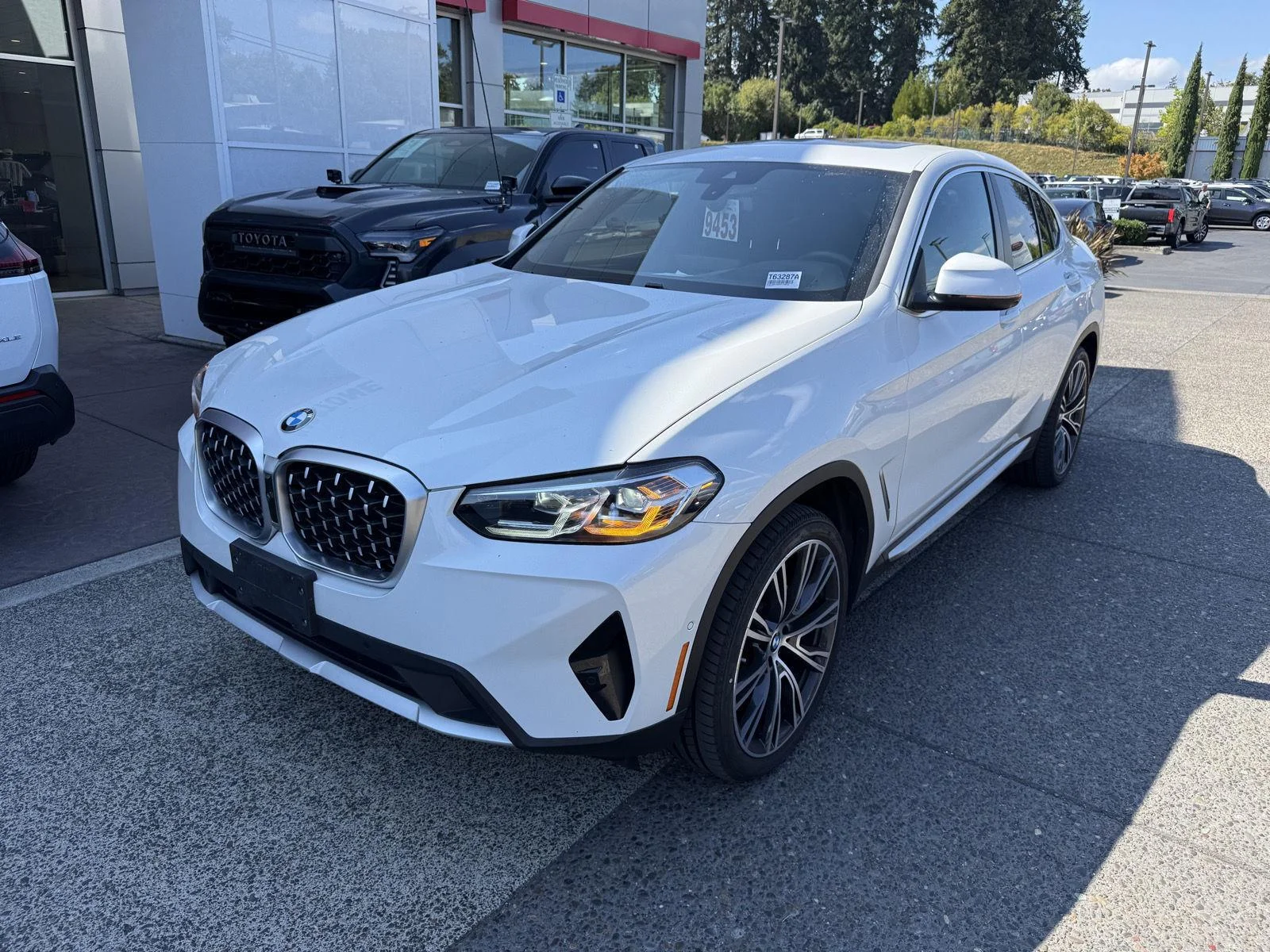 Used 2024 Mineral White Metallic BMW xDrive30i image 1