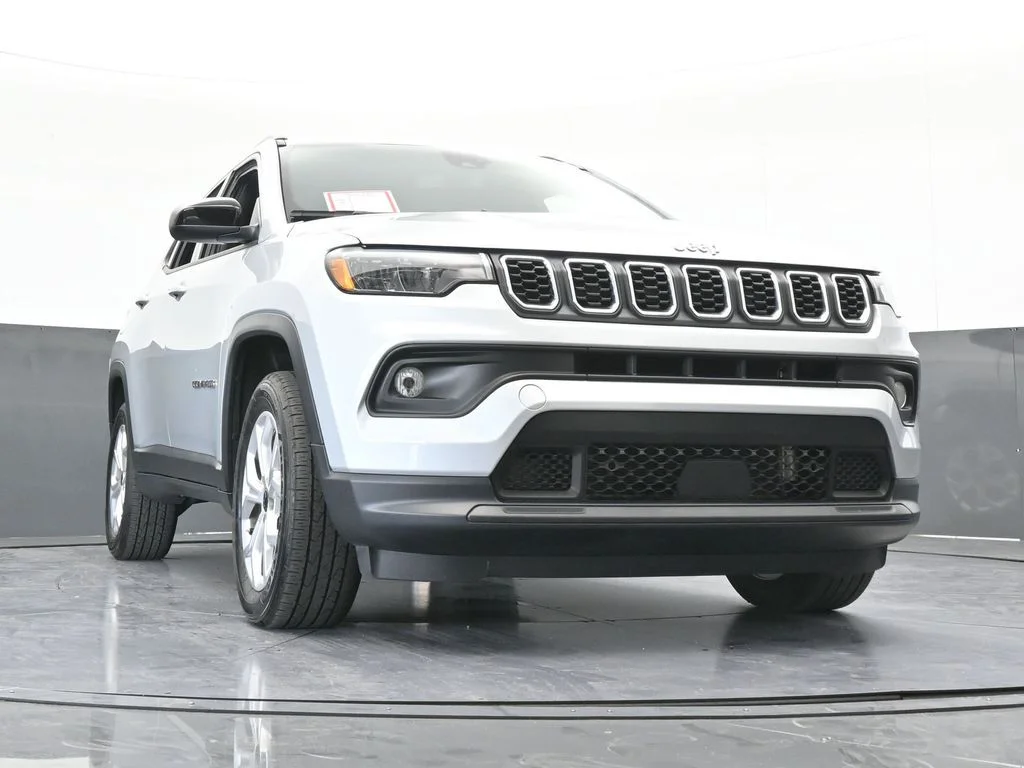 Used 2025 Silver Zynith Metallic Clearcoat Jeep Latitude image 33