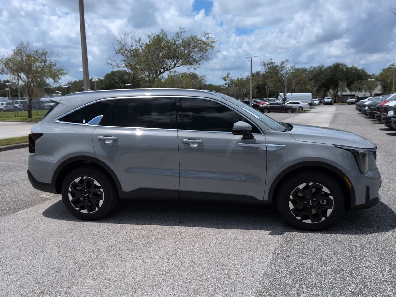 New 2026 Wolf Gray Kia S image 4