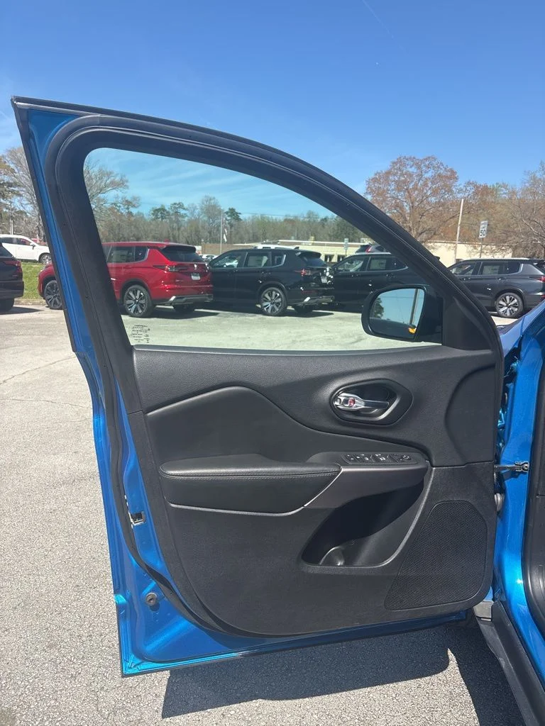 Used 2022 Blue Jeep Latitude Lux image 12