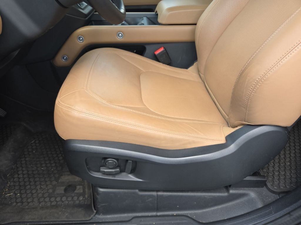 Used 2025 Santorini Black Metallic Land Rover S image 10