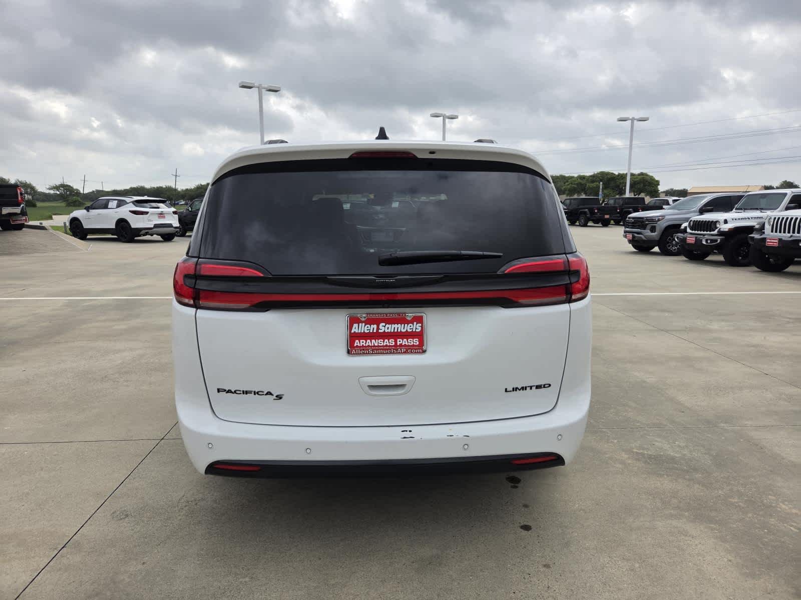 Used 2025 Bright White Clearcoat Chrysler Limited image 4