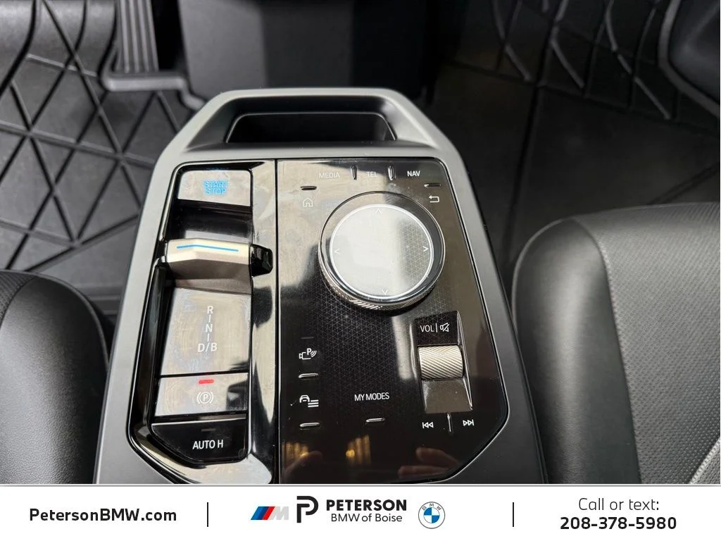 Used 2023 White BMW xDrive50 image 22