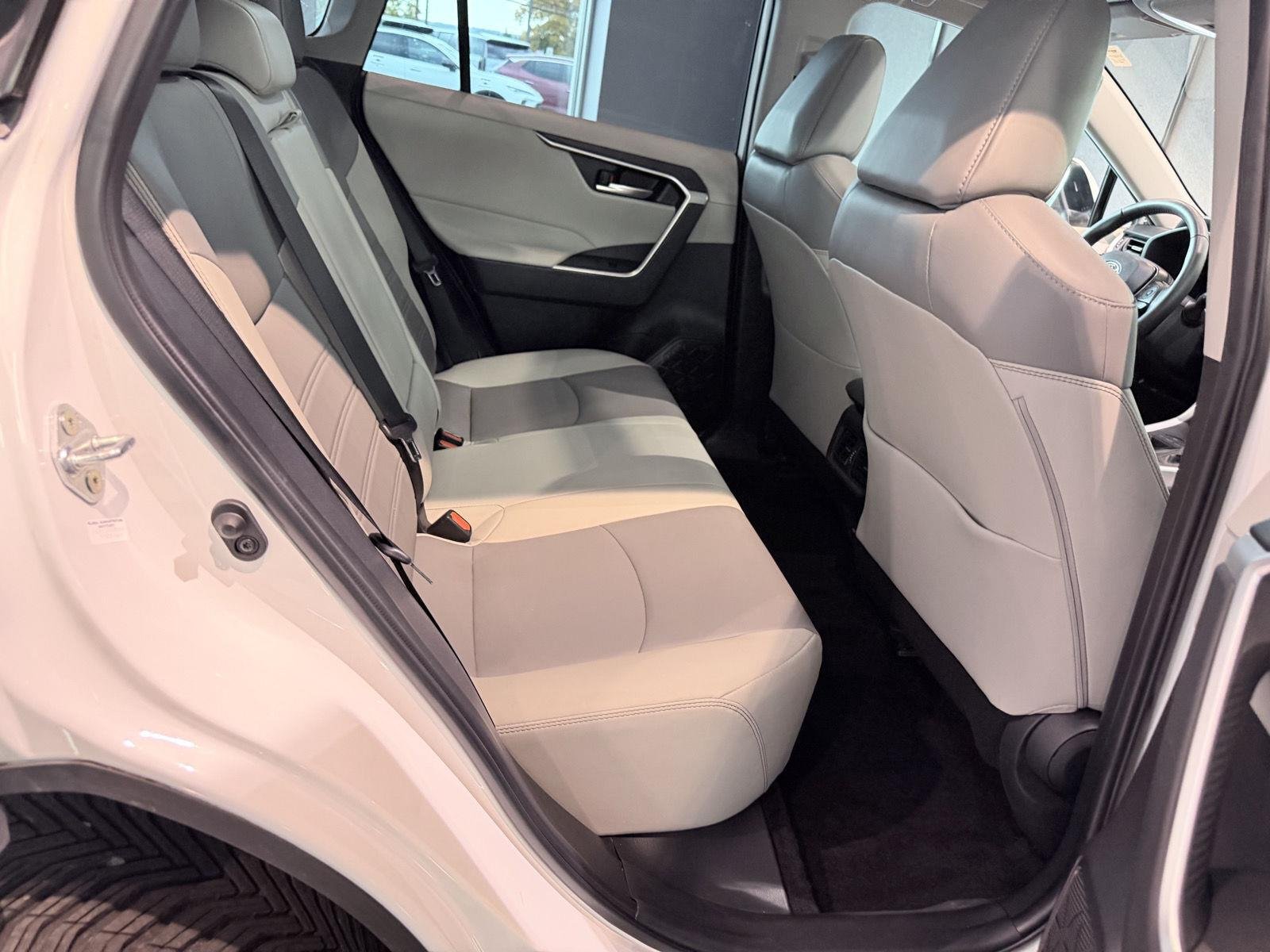 Used 2024 Wind Chill Pearl Toyota XLE Premium image 27
