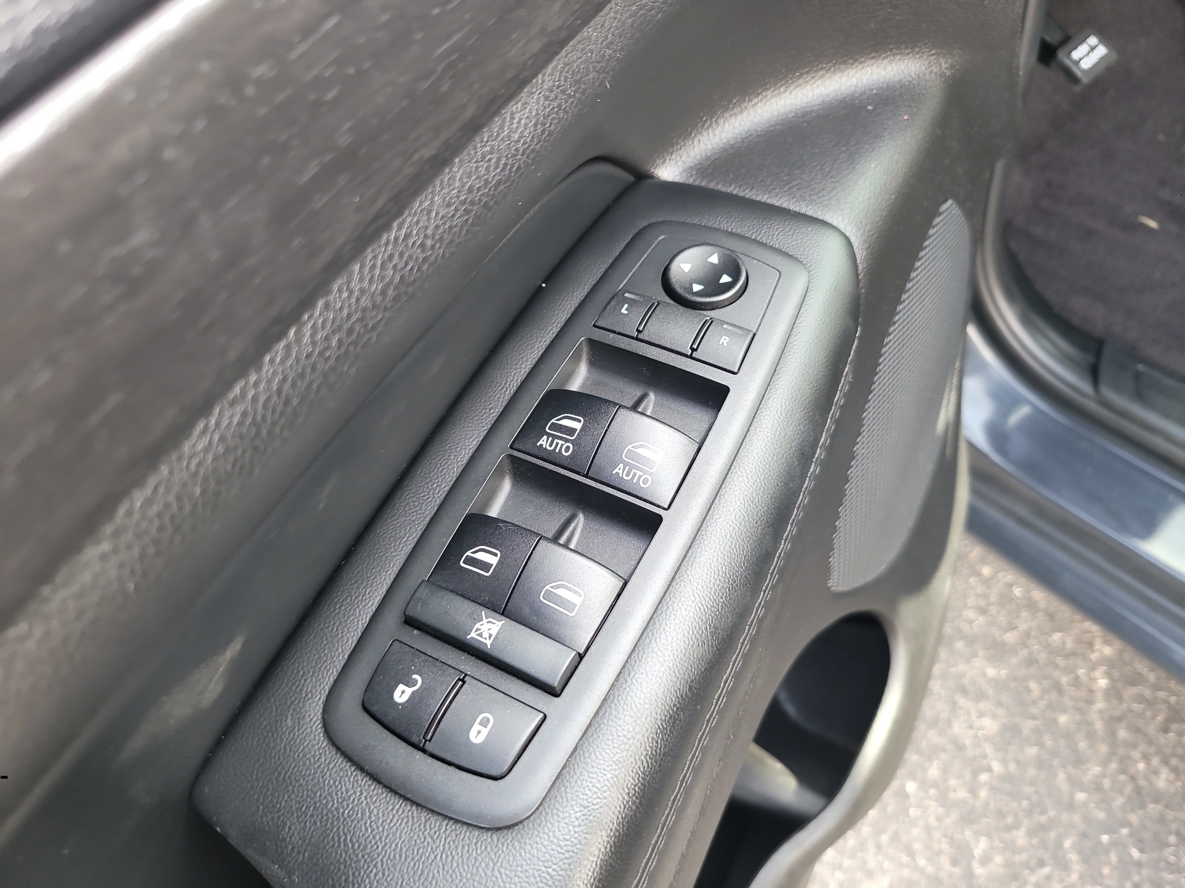 Used 2018 Rhino Clearcoat Jeep Altitude image 16