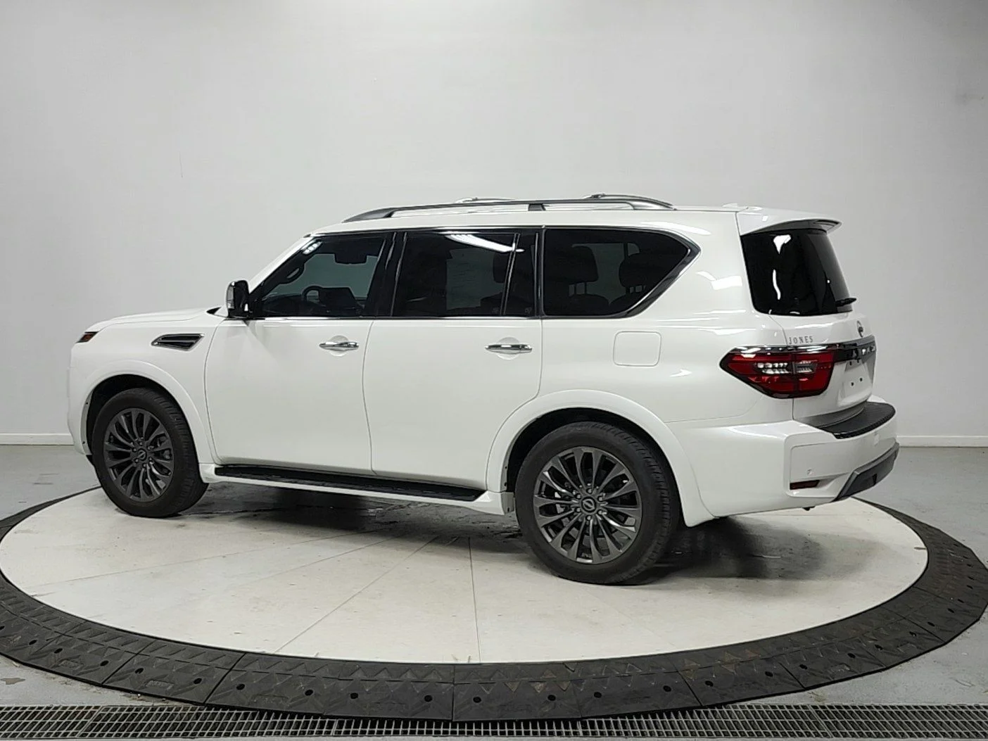 Used 2024 White Nissan Platinum image 5