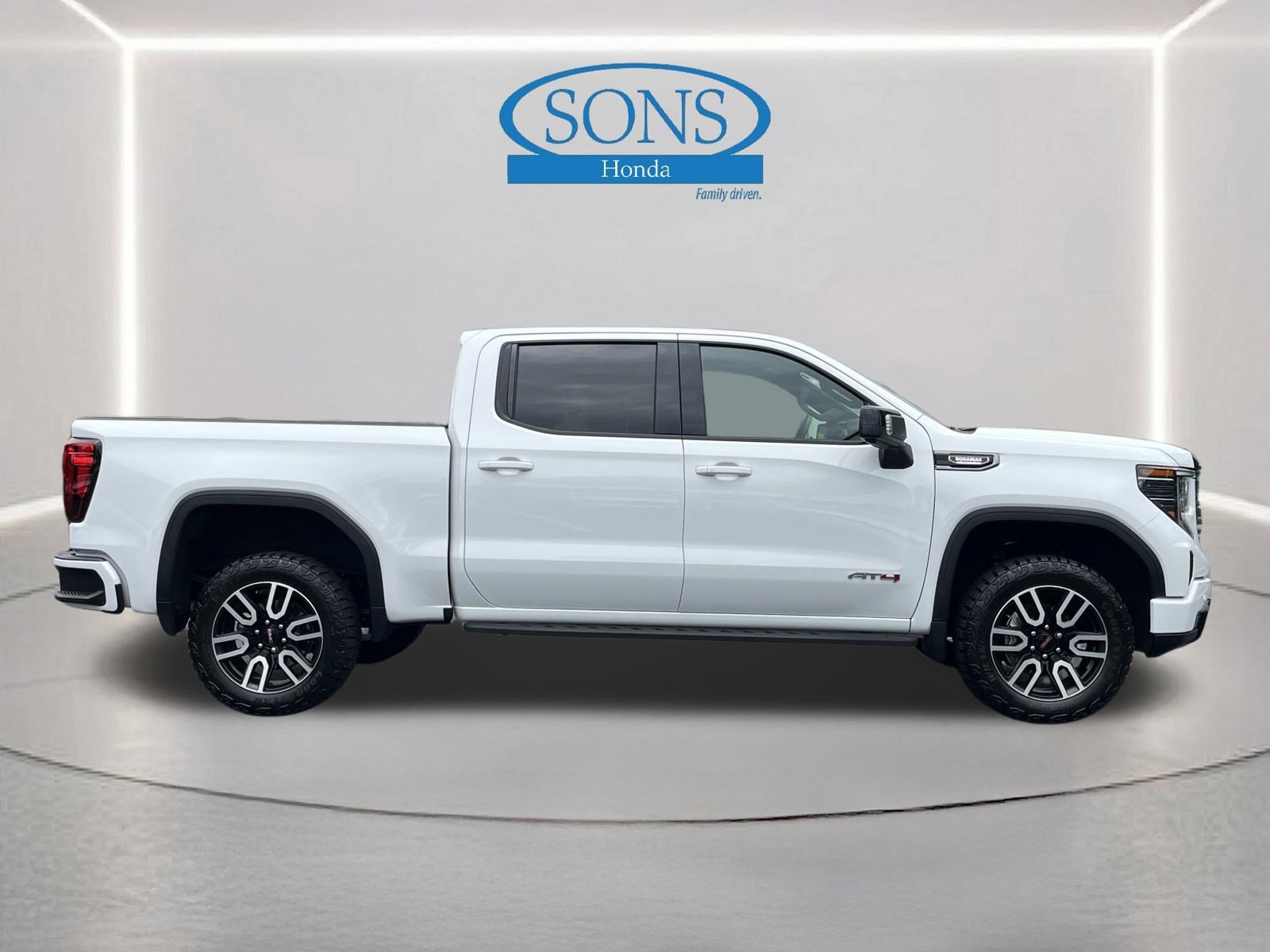 Used 2025 Summit White GMC AT4 image 32