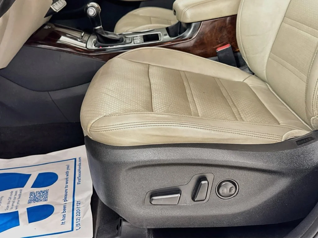 Used 2016 White Kia EX image 23