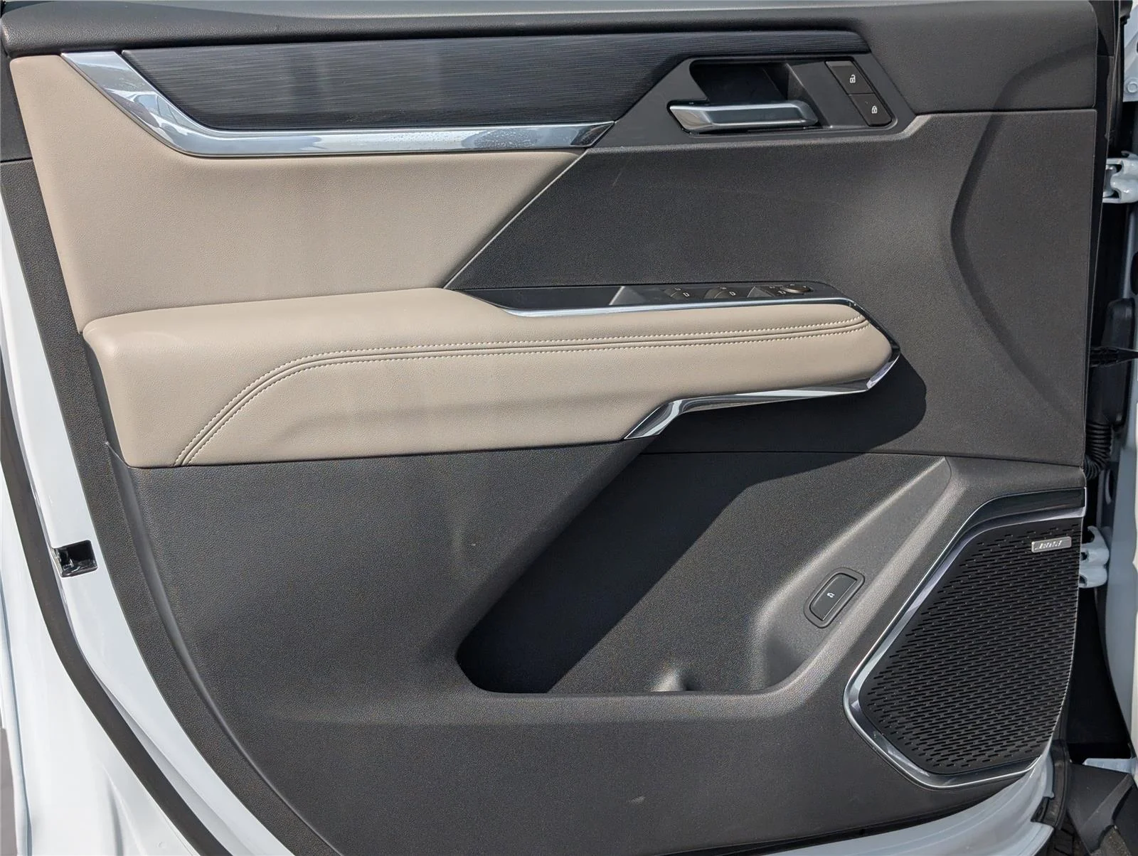 New 2026 Glacier White Tricoat GMC Elevation image 11