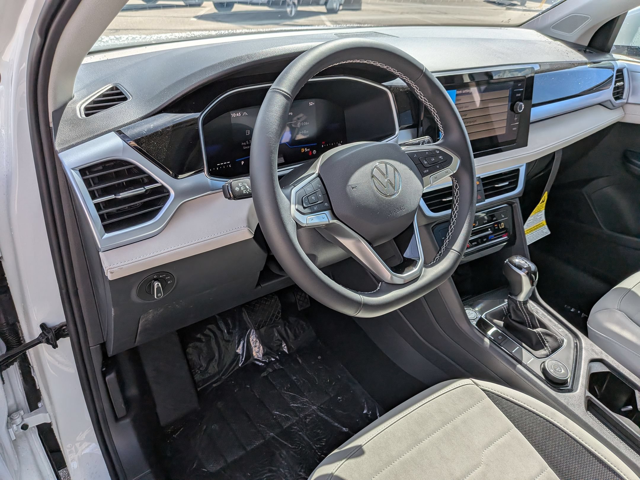 New 2026 Pure White Volkswagen SE image 10