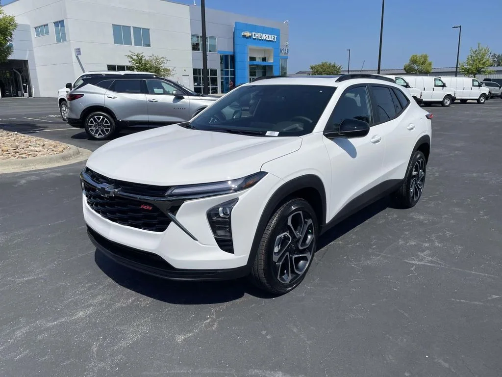 New 2026 Summit White Chevrolet 2RS image 3