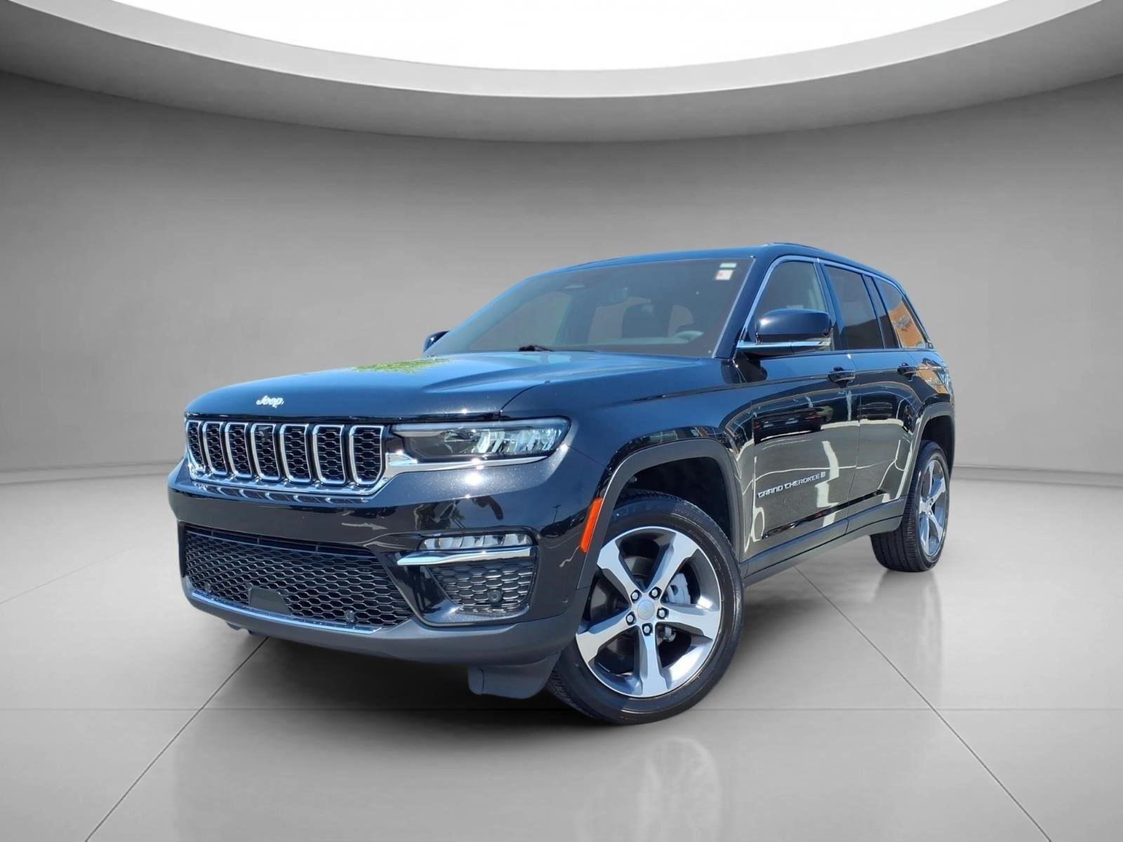 Used 2025 Diamond Black Crystal Pearlcoat Jeep Limited image 1