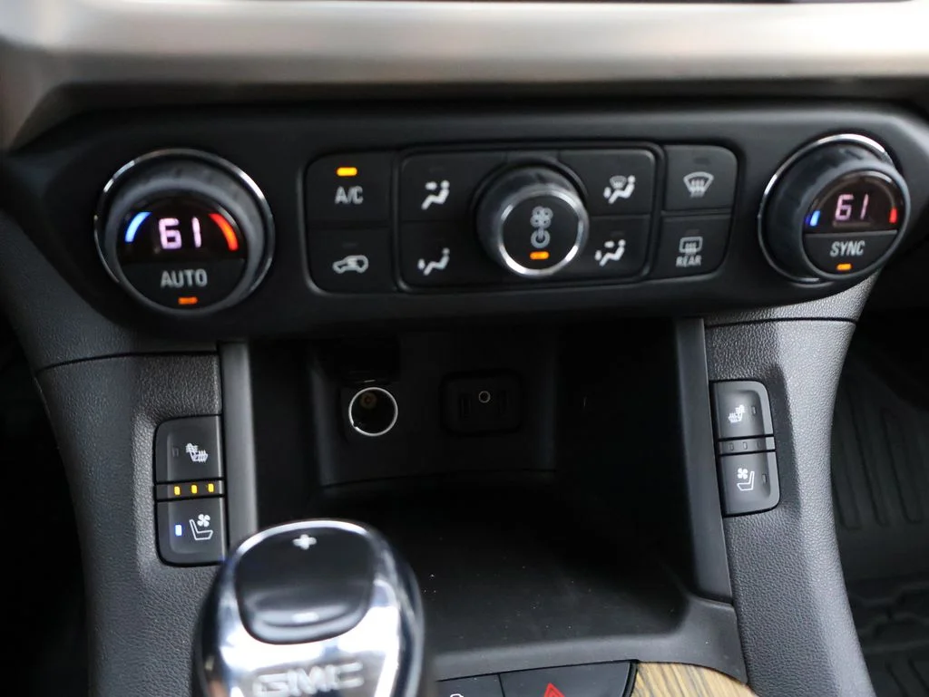Used 2017 White GMC Denali image 31