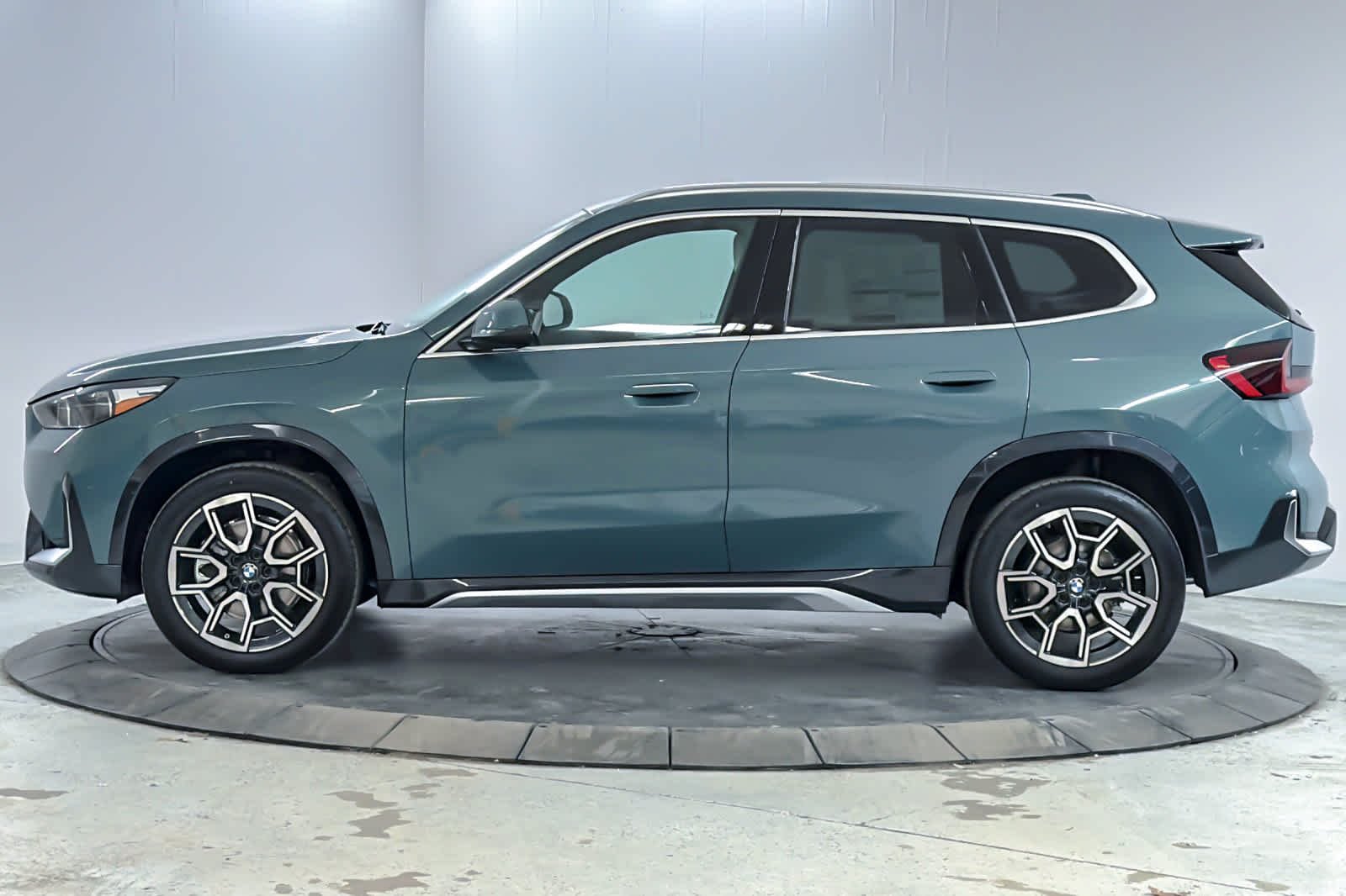 Used 2026 Cape York Green Metallic BMW xDrive28i image 5