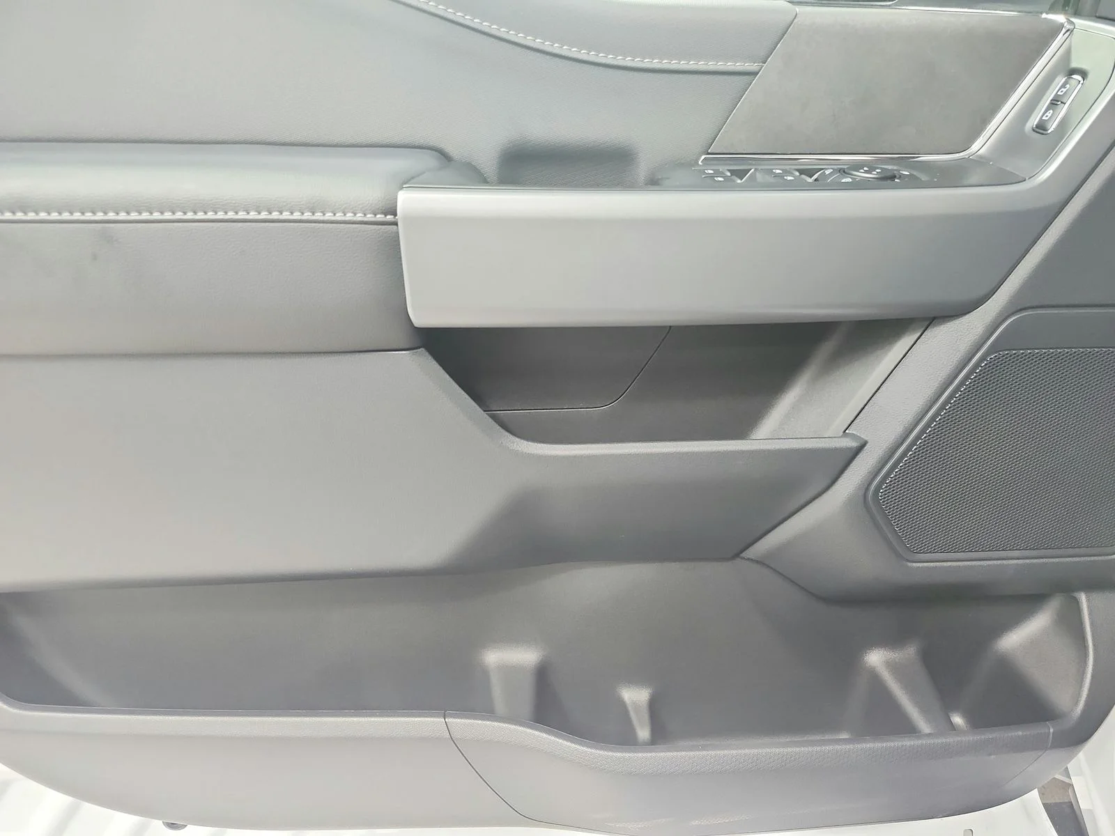 New 2026 Oxford White Ford XLT image 39