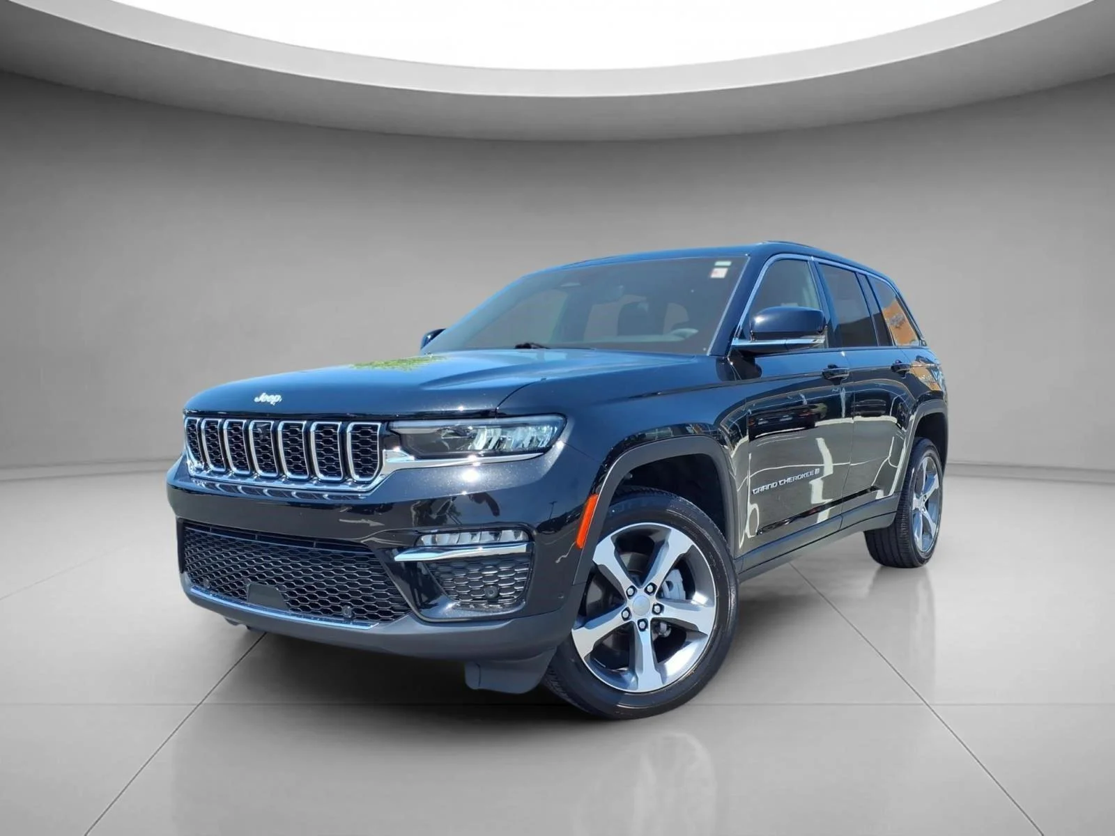 Used 2025 Diamond Black Crystal Pearlcoat Jeep Limited image 1