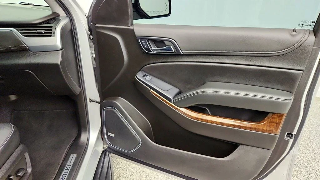 Used 2020 Silver Ice Metallic Chevrolet 4WD 4dr LT w/ Luxury Pkg & Sun/Entertainment Pkg image 27