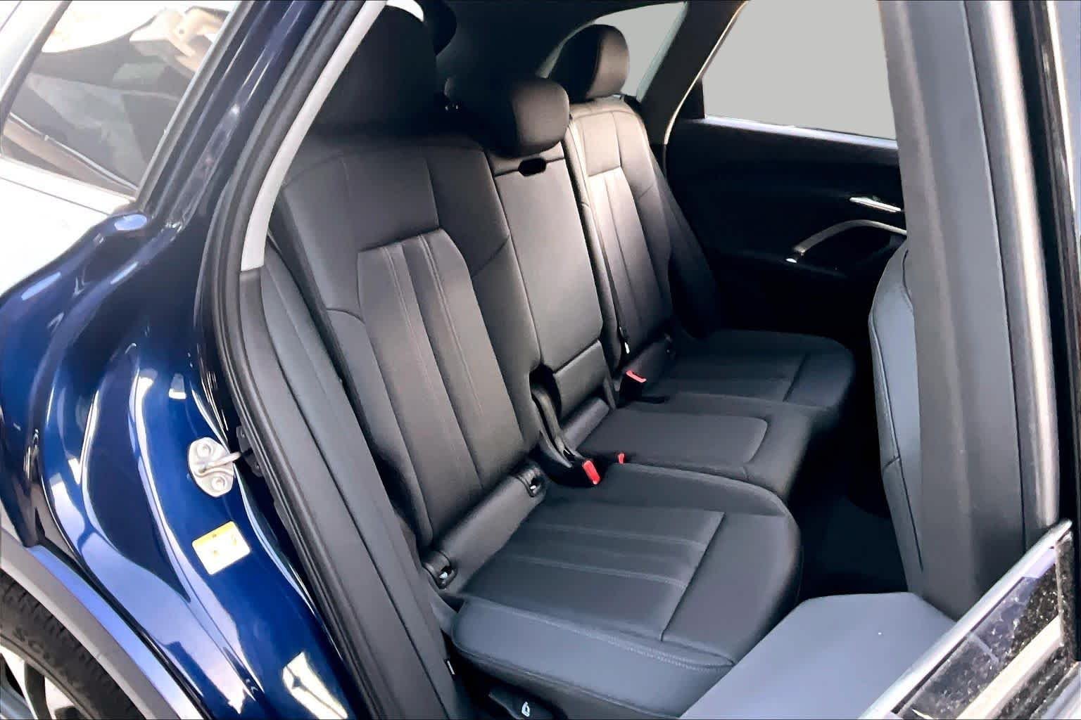 Used 2025 Navarra Blue Metallic Audi Premium image 19