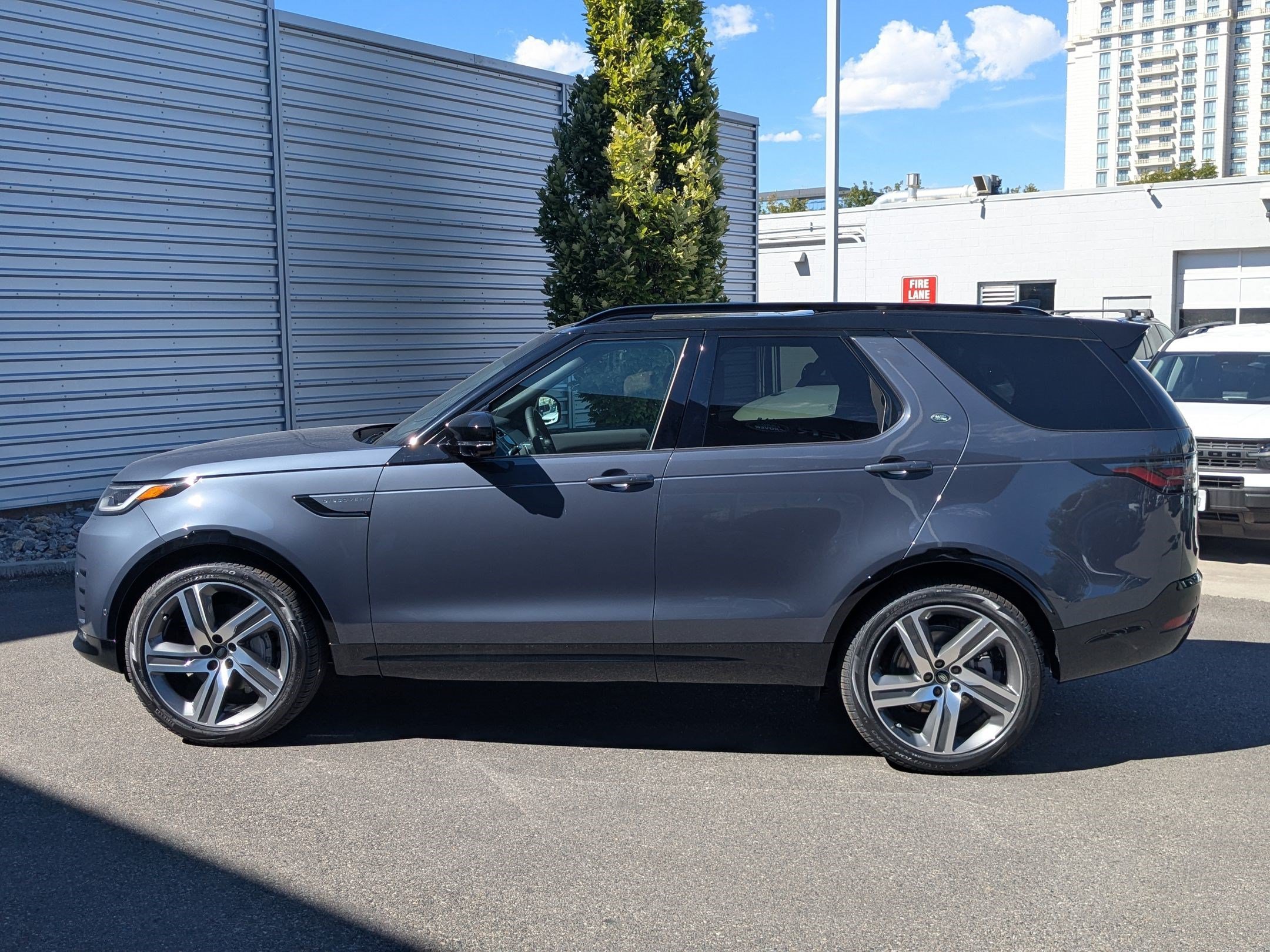 New 2026 Varesine Blue Land Rover Dynamic SE image 9