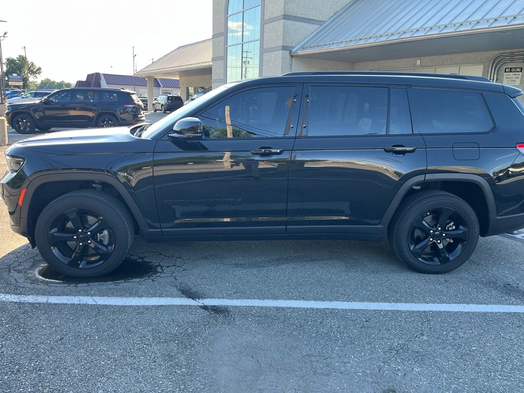 Used 2023 Diamond Black Crystal Pearlcoat Jeep Altitude image 5
