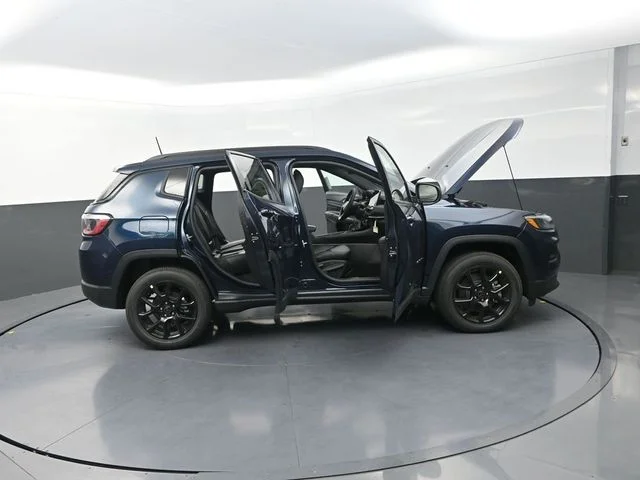 New 2026 Fathom Blue Pearl-Coat Exterior Paint Jeep Latitude image 37
