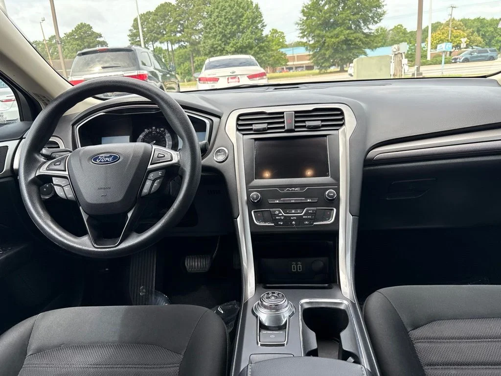 Used 2019 Silver Ford SE image 9