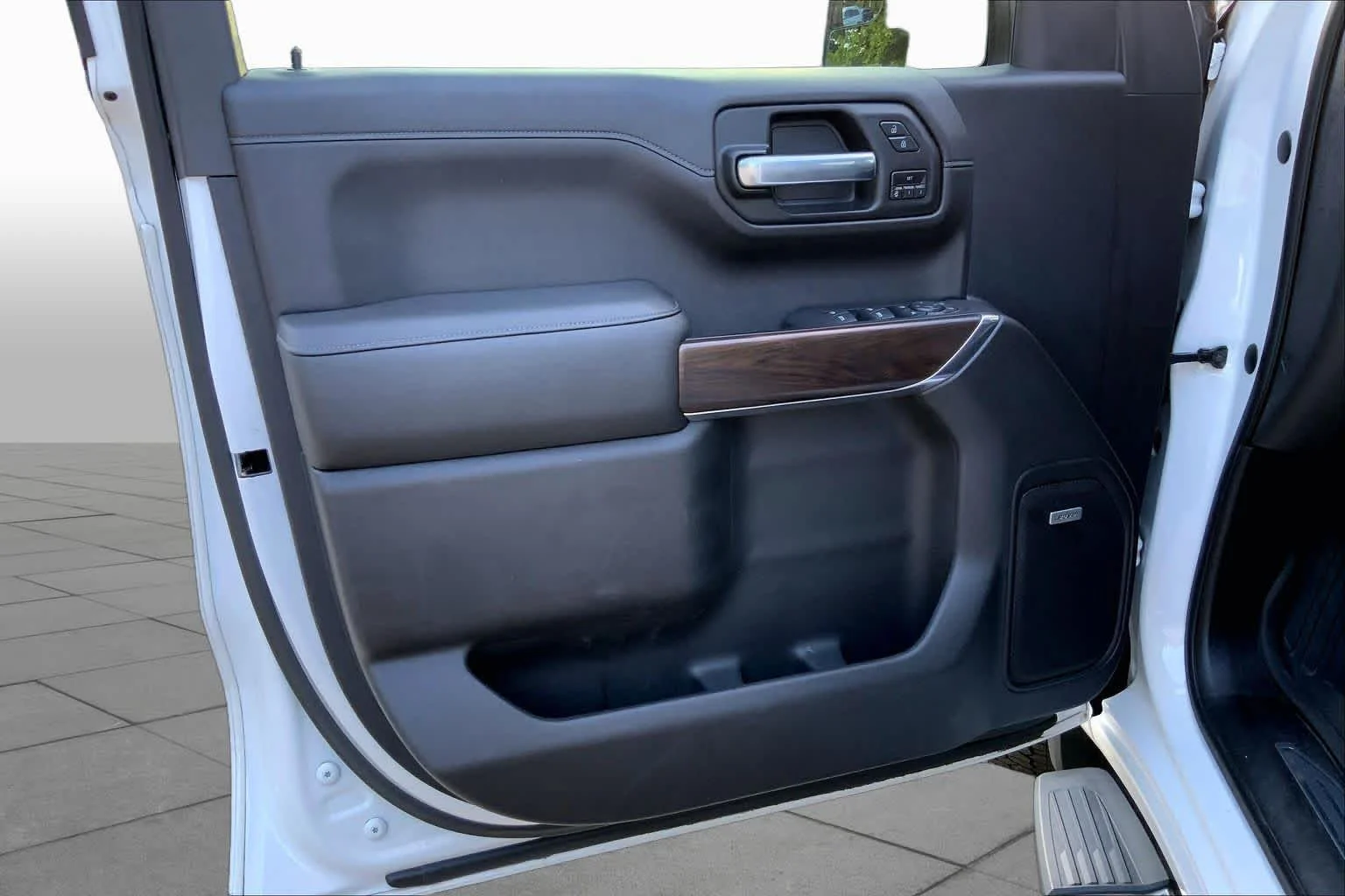 Used 2019 White Frost Tricoat GMC SLT image 19