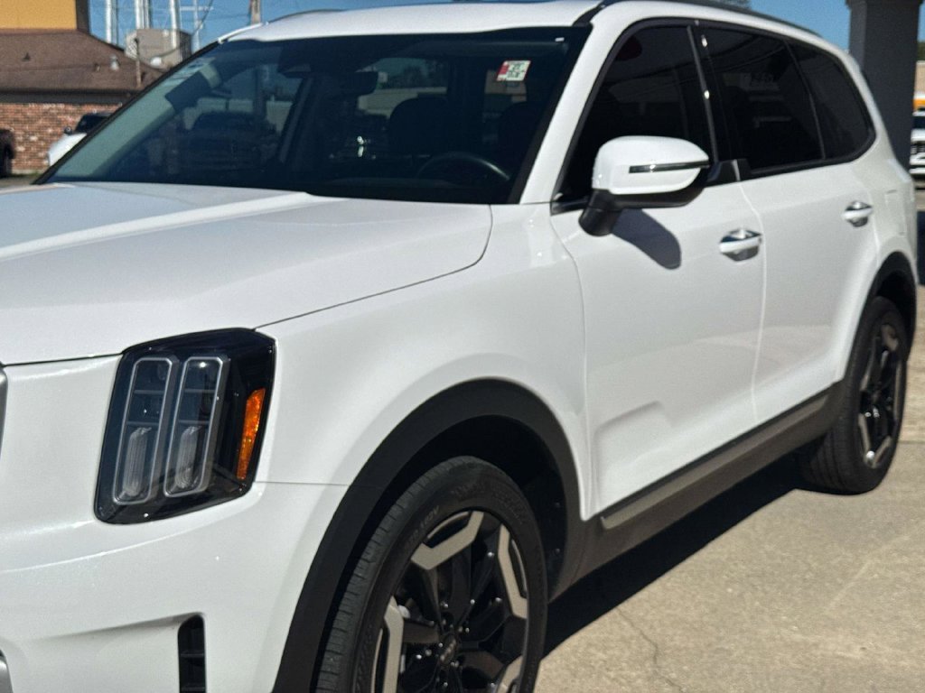 Used 2025 White Kia S image 8