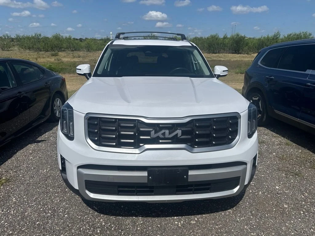 Used 2025 White Kia S image 1