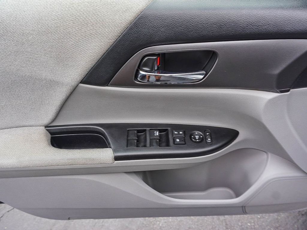 Used 2013  Honda LX image 18