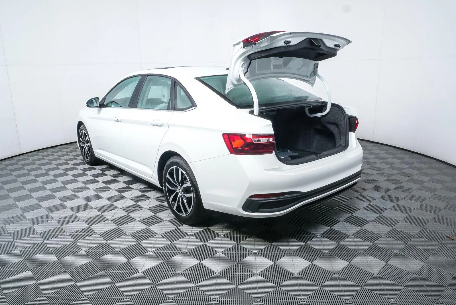 New 2027 Opal White Pearl Volkswagen SE image 32